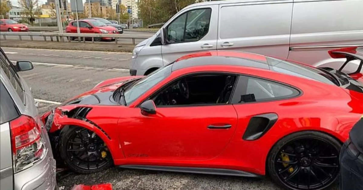 Man Crashes £250k Porsche GT2 RS Just Minutes After Collecting It